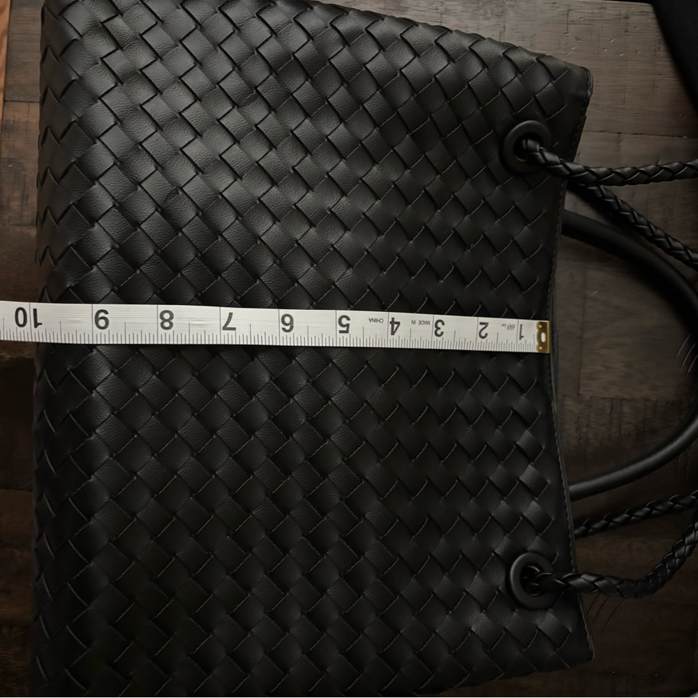 Elegant Black Woven Shoulder Bag - Picture 14 of 14